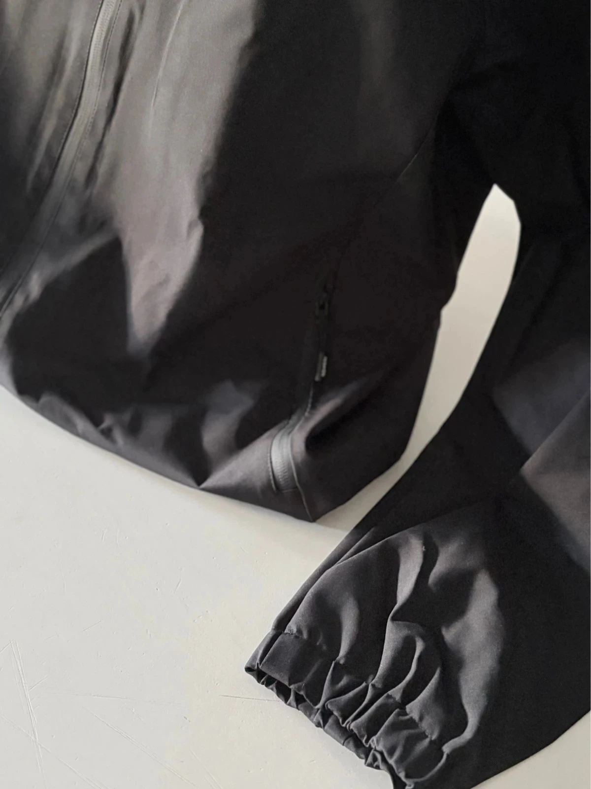 Chaqueta cortavientos negra con capucha motivo caballo en la espalda 100% poliéster hombre XXL nuevo – photo 5